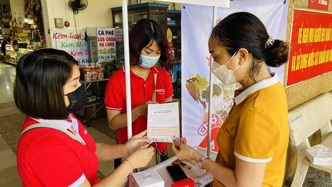 Nhân viên Viettel Quảng Ninh hướng dẫn khách hàng cài đặt ứng dụng Viettel Money để thanh toán không dùng tiền mặt.