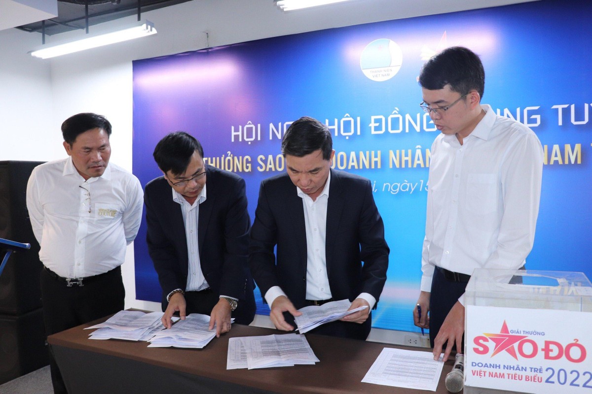 Top 10 doanh nhân Sao Đỏ 2022 được lựa chọn dựa trên cơ sở bỏ phiếu kín.