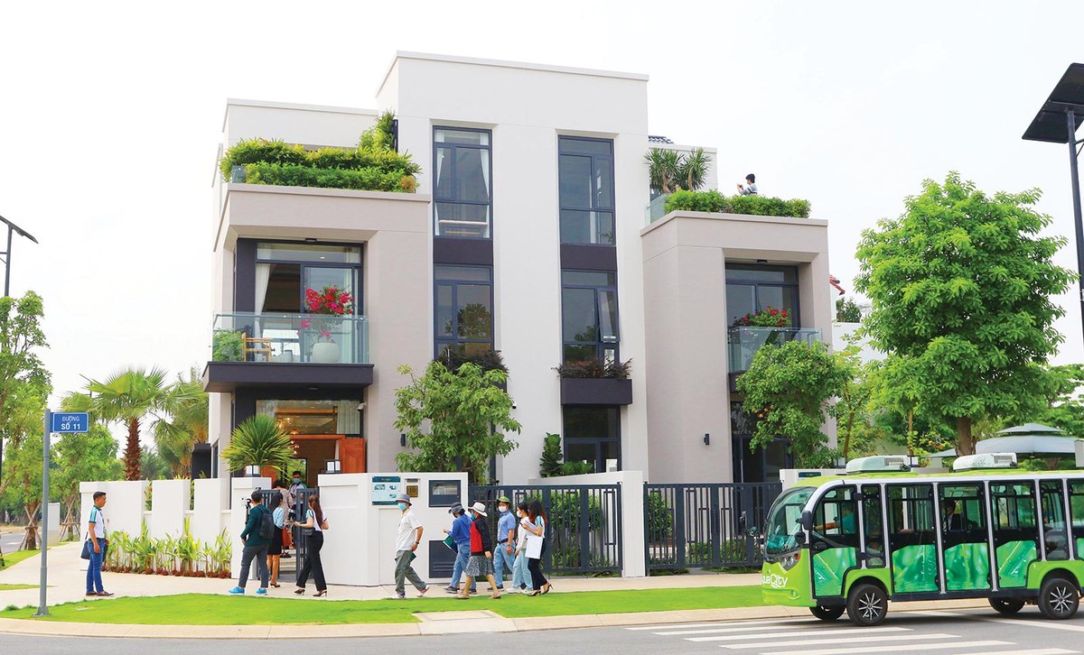 Khách hàng đi xem nhà tại dự án Aquacity Đồng Nai Khách hàng đi xem nhà tại dự án Aquacity Đồng Nai