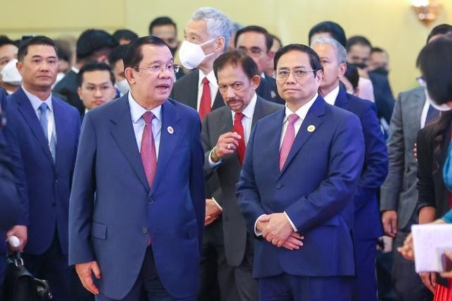 Thủ tướng Phạm Minh Chính, Thủ tướng Campuchia Samdech Techo Hun Sen cùng Lãnh đạo các nước ASEAN dự khai mạc Hội nghị Cấp cao ASEAN lần thứ 40, 41. (Ảnh: Nhật Bắc)