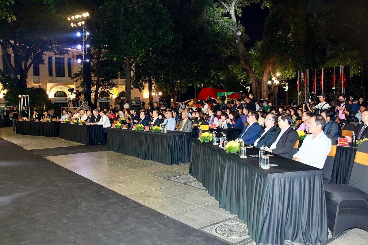 Các vị đại biểu và người dân Thủ đô tới dự khai mạc Lễ hội Thiết kế sáng tạo Hà Nội 2022