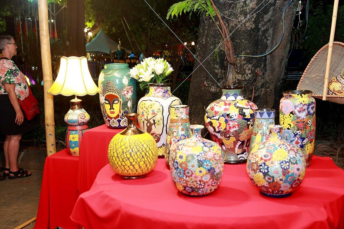 Triển lãm giới thiệu sản phẩm thủ công mỹ nghệ, quà tặng, sản phẩm làng nghề truyền thống... có thiết kế mới, sáng tạo và đang được gìn giữ phát huy giá trị.