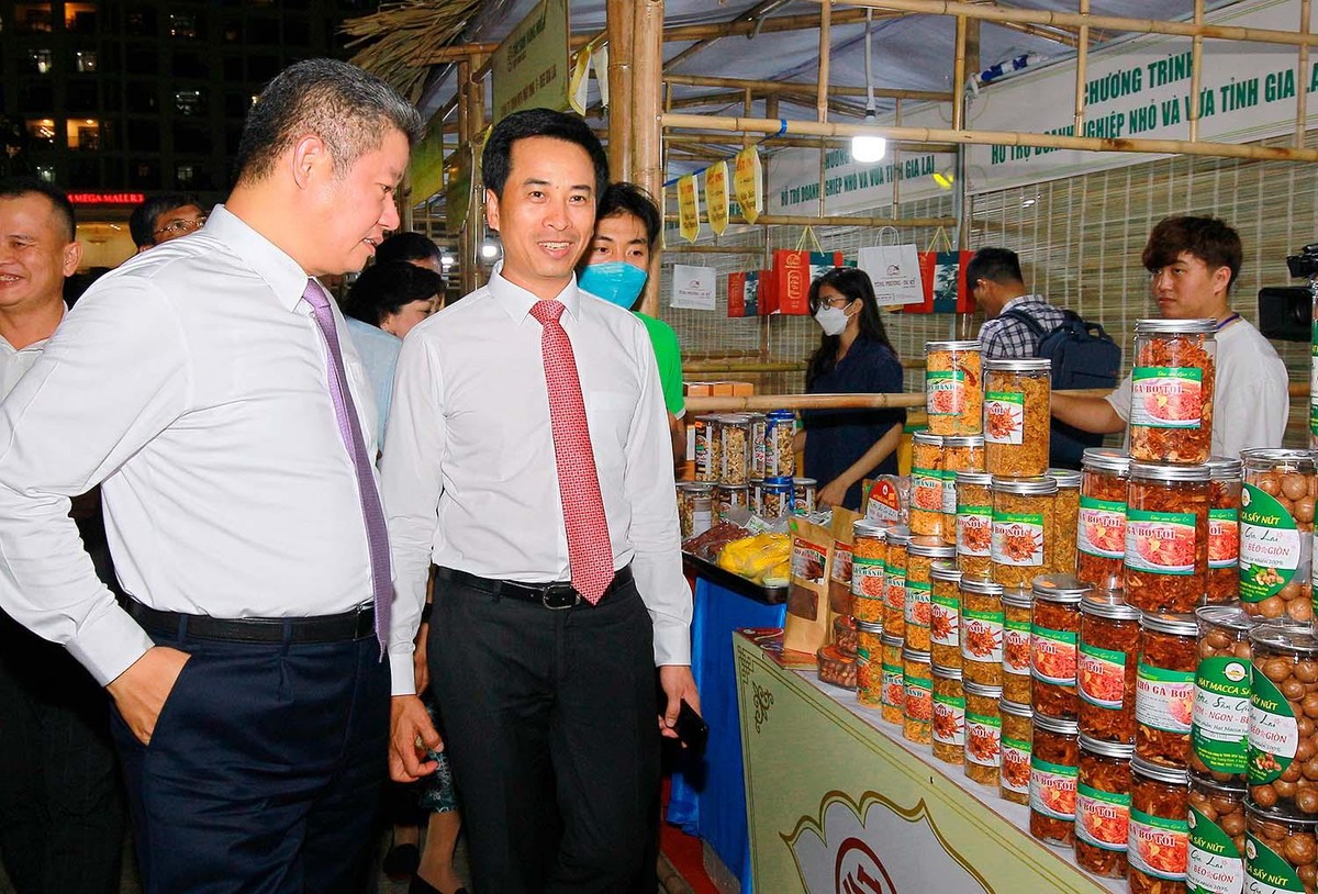 Đặc biệt, tại Hội chợ năm nay có 54 tỉnh, thành phố trực tiếp tham gia tổ chức “Gian hàng đặc sản” của địa phương, trưng bày, giới thiệu những sản phẩm đặc trưng, đặc sản, trong đó có nhiều sản phẩm được bảo hộ chỉ dẫn địa lý, sản phẩm OCOP chất lượng cao.