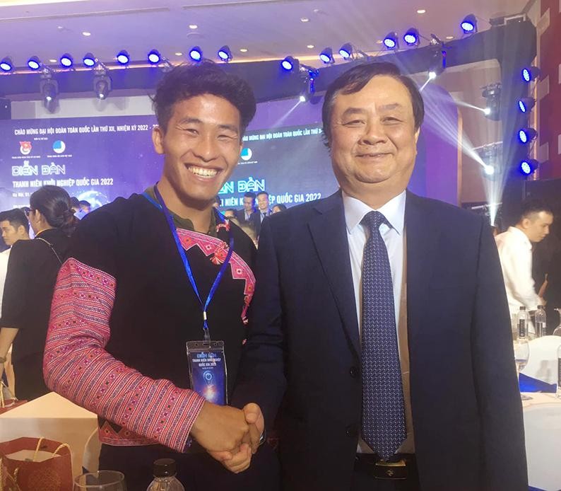 Giám đốc trẻ Giàng A La chụp hình lưu niệm cùng Bộ trưởng Bộ Nông nghiệp và Phát triển nông thôn Lê Minh Hoan.