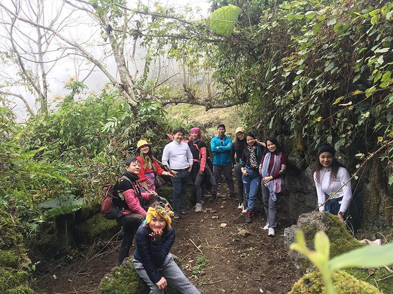 Du khách trên đường khám phá Hang Kia.