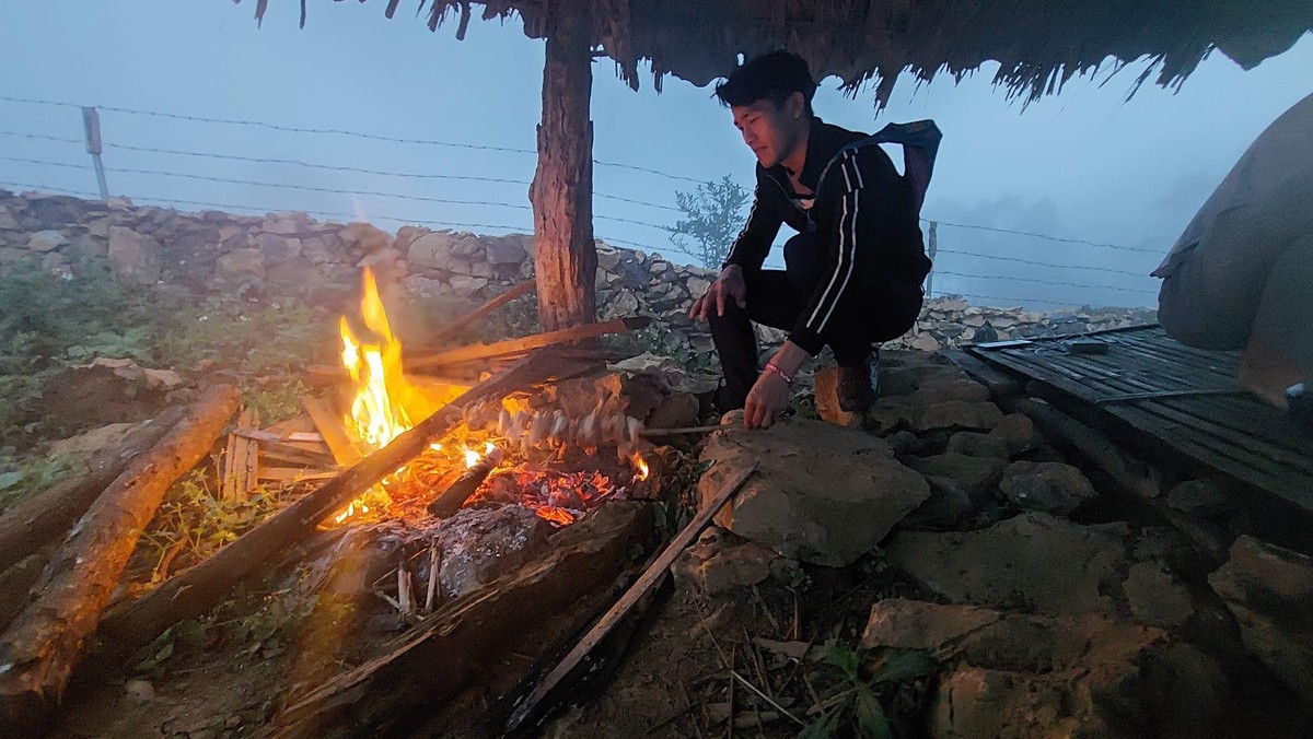 Giàng A La nướng thịt phục vụ du khách.