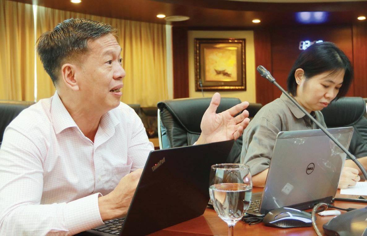 Ông Phạm Nguyễn Vinh, đại diện nhà tài trợ Dragon Capital đóng góp những ý kiến trong buổi chấm Chung khảo