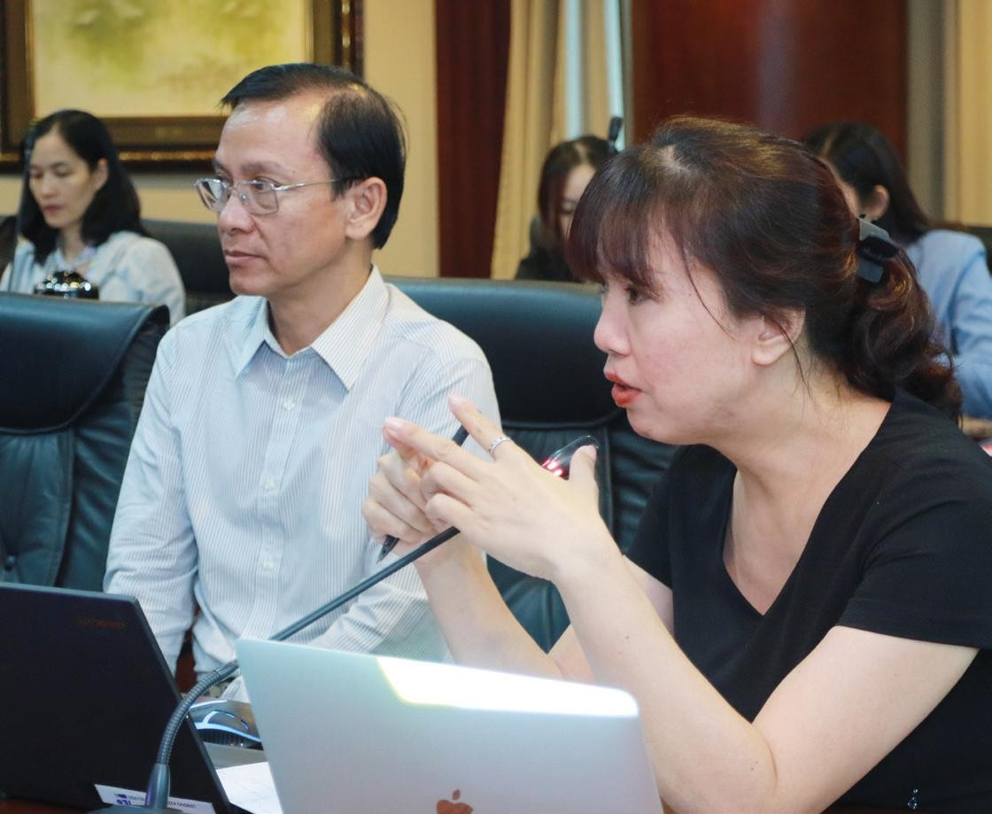 TS. Nguyễn Thu Hiền (phải), đại diện nhóm chuyên gia độc lập đến từ Trung tâm Nghiên cứu và Đào tạo (thuộc Trường Đại học Bách khoa TP. Hồ Chí Minh) thuyết trình về việc chấm điểm báo cáo thường niên ở vòng Sơ khảo