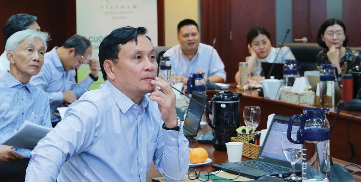 Ông Nguyễn Sơn, Chủ tịch HĐQT Trung tâm Lưu ký chứng khoán Việt Nam cùng các thành viên Hội đồng bình chọn