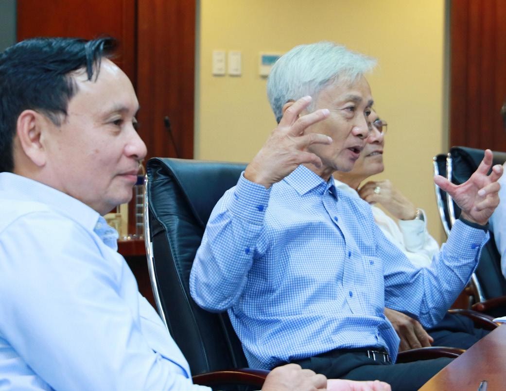 GS.TS. Trần Ngọc Thơ, thành viên Hội đồng bình chọn phân tích những điểm mạnh và điểm chưa tốt của các doanh nghiệp tham gia bình chọn