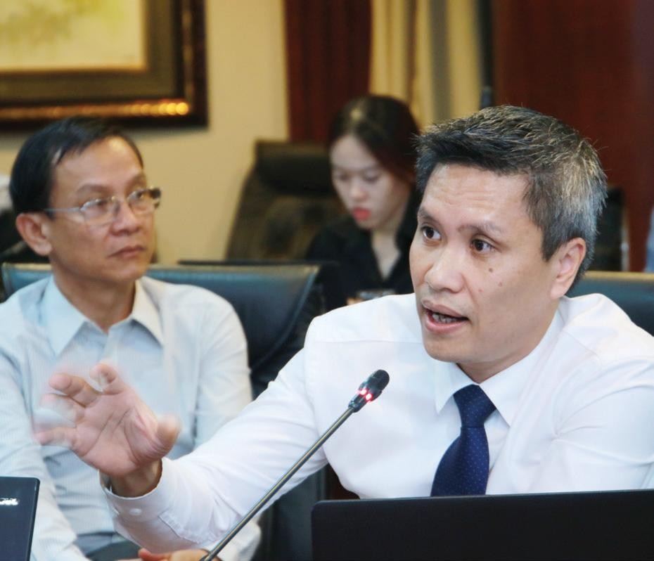 Ông Nguyễn Viết Thịnh, đại diện nhóm chấm báo cáo phát triển bền vững, báo cáo Hội đồng bình chọn kết quả các doanh nghiệp tốt nhất lọt vào vòng trao giải