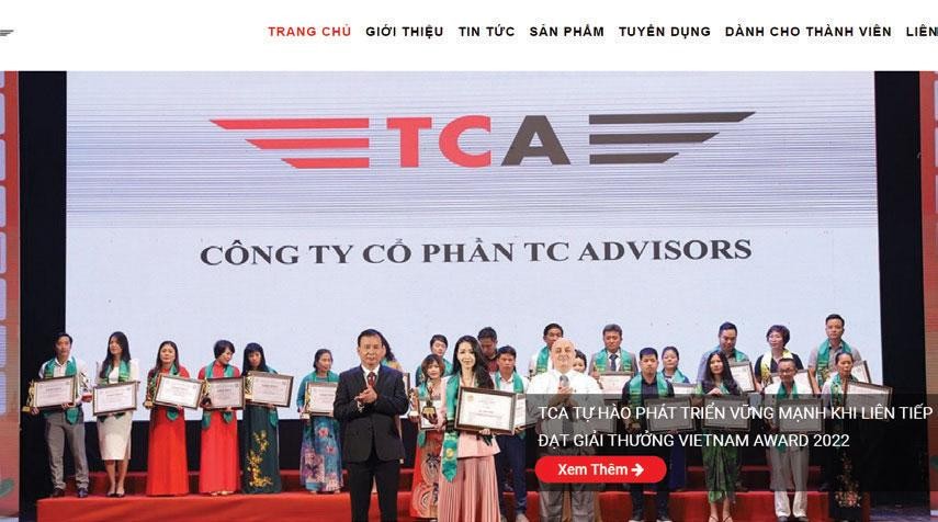 Trang chủ website TCA (ảnh trái) và các tư vấn viên TCA hỗ trợ khách hàng tham gia bảo hiểm (ảnh phải)