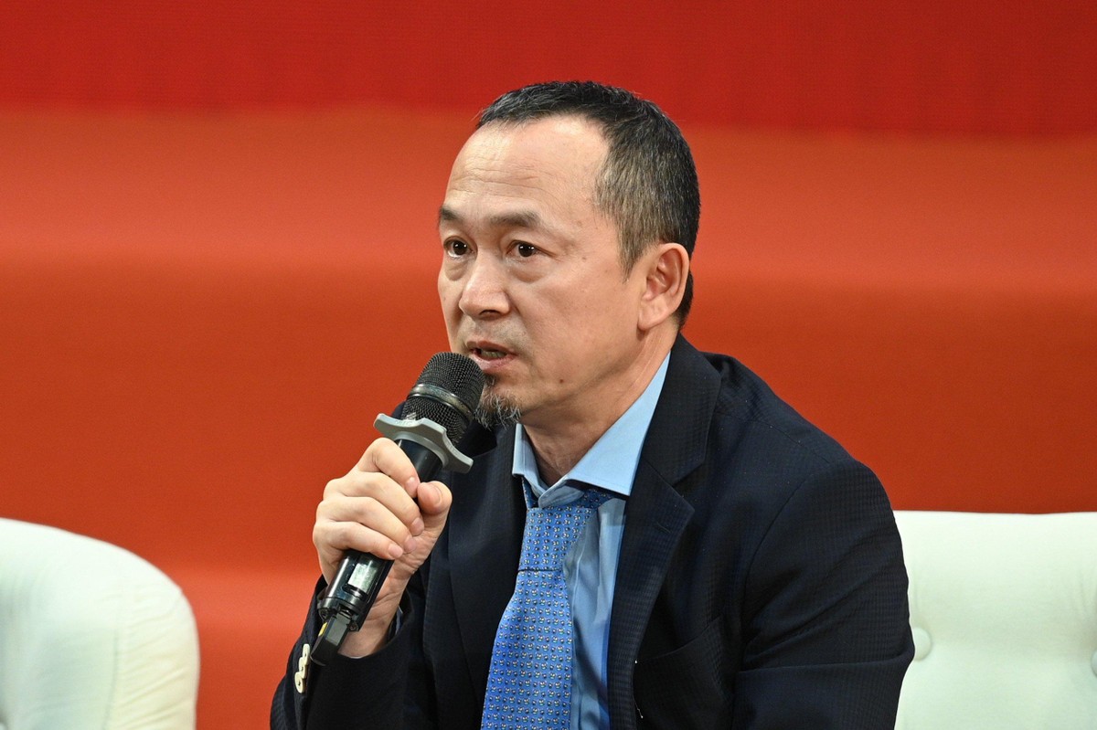 Nhạc sĩ Quốc Trung phát biểu. Nhạc sĩ Quốc Trung phát biểu.