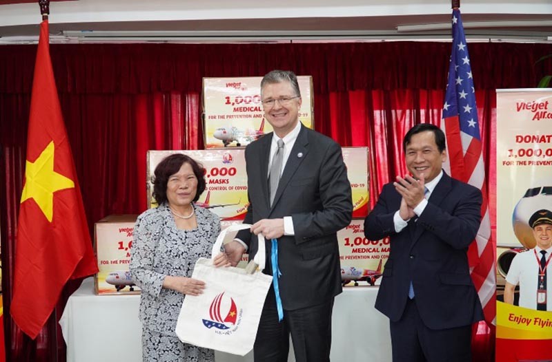 Dịch bệnh bùng phát Vietjet kịp thời gửi tặng người dân Mỹ hàng triệu khẩu trang y tế khi đó khan hiếm trên toàn thế giới Dịch bệnh bùng phát Vietjet kịp thời gửi tặng người dân Mỹ hàng triệu khẩu trang y tế khi đó khan hiếm trên toàn thế giới