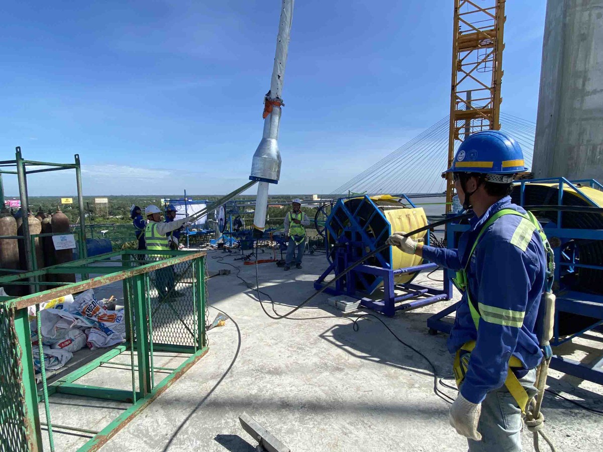 Nhiều công nhân tình nguyện làm việc xuyên tết sẵn sàng bám công trình để lao động cho ngày nối nhịp bờ vui sông Tiền và góp phần nối cao tốc Bắc- Nam liền mạch. Nhiều công nhân tình nguyện làm việc xuyên tết sẵn sàng bám công trình để lao động cho ngày nối nhịp bờ vui sông Tiền và góp phần nối cao tốc Bắc- Nam liền mạch.