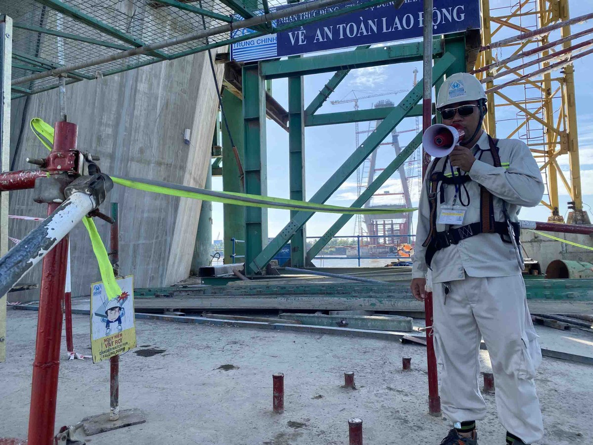 Ông Hoàng Đình Đệ, Chỉ huy trưởng Công ty TNHH Thương mại và Xây dựng Trung Chính luôn túc trực tại công trình những ngày cuối năm để động viên tinh thần công nhân. Ông Hoàng Đình Đệ, Chỉ huy trưởng Công ty TNHH Thương mại và Xây dựng Trung Chính luôn túc trực tại công trình những ngày cuối năm để động viên tinh thần công nhân.