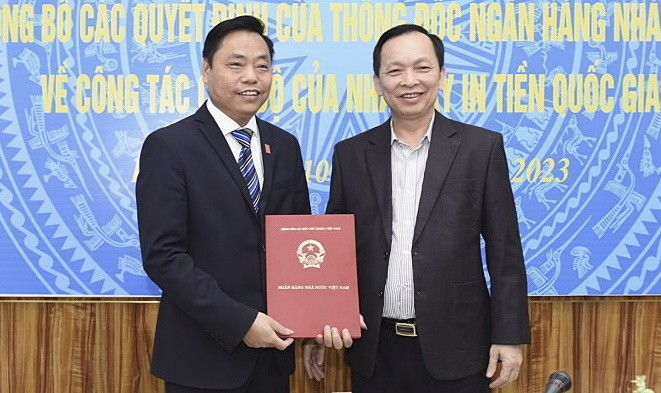 Phó thống đốc Đào Minh Tú trao quyết định bổ nhiệm Tổng giám đốc Nhà máy in tiền quốc gia cho ông Nguyễn Văn Long (bên trái). Ảnh: SBV