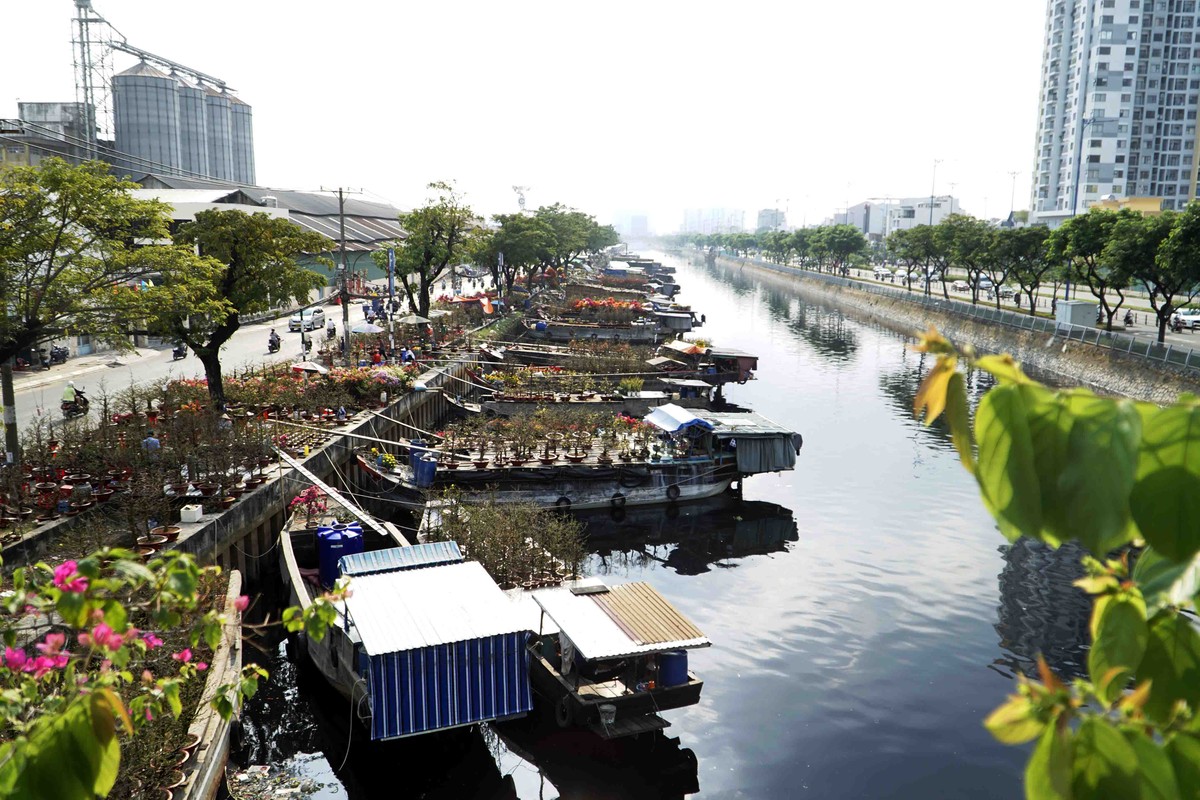 Chợ hoa được tổ chức thường niên mỗi dịp Tết đến Xuân về. Ghe thuyền xếp hàng dài khoảng 3km.