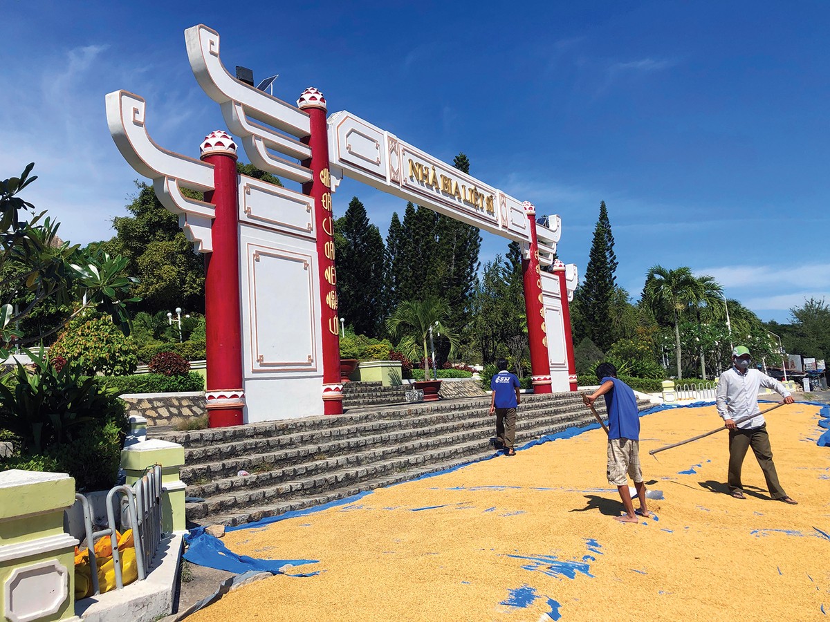 Dưới chân núi Sam