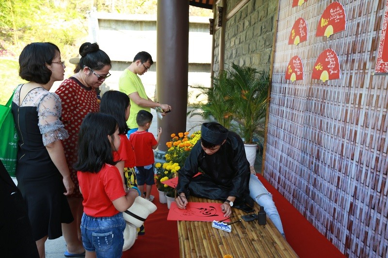 Khai bút đầu xuân tại Khu du lịch Công viên Suối khoáng nóng Núi Thần Tài.