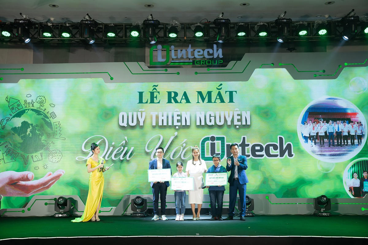 Doanh nhân Hoàng Hữu Thắng trao học bổng cho những học sinh có thành tích xuất sắc trong học tập trong ngày ra mắt Quỹ thiện nguyện Điều ước Interch