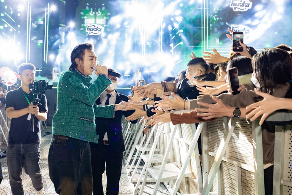 Khán giả nhiệt tình cổ vũ và tương tác với ca sĩ Soobin