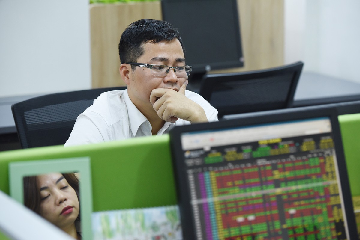 Đặc biệt, nhà đầu tư vỡ mộng với bộ 3 “siêu cổ phiếu”: DIG, CEO và L14 vốn đã được thổi lên ghê gớm trước đó. Theo thống kê, DIG lên đỉnh mức 106.200 đồng/cổ phiếu (ngày 23/2/2022), CEO giá đỉnh 92.500 đồng/cổ phiếu (ngày 7/1/2022) và đỉnh cao L14 với 440.000 đồng/cổ phiếu (ngày 12/1/2022). Chỉ sau thời gian ngắn, thị giá 3 cổ phiếu này “bay” 80 – 90%, cuốn bay tài khoản nhiều nhà đầu tư trên thị trường. L14 có thời điểm về mức 16.500 đồng/cổ phiếu, giảm 26 lần so với mức đỉnh