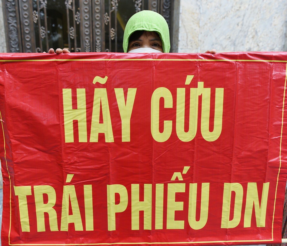 Cơn lốc trái phiếu doanh nghiệp khiến nhà đầu tư tiếp tục tối tăm mặt mũi. Một số chủ doanh nghiệp có hoạt động huy động trái phiếu lớn bị điều tra, khiến niềm tin vào thị trường này giảm sút nghiêm trọng