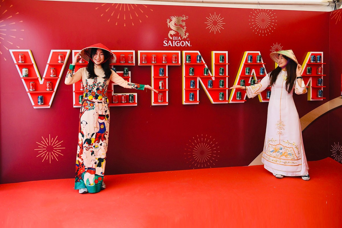Khách tham quan chụp ảnh cùng Bộ sưu tập 63 là 1 của Bia Saigon tại Tuần lễ văn hóa, du lịch Việt Nam ở Hàn Quốc