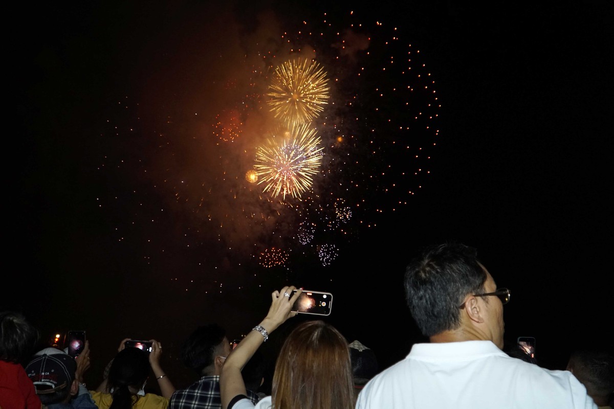 Đúng 0 giờ, những quả pháo hoa rực sáng cả bầu trời TP.HCM báo hiệu năm mới Quý Mão 2023 đã đến.
