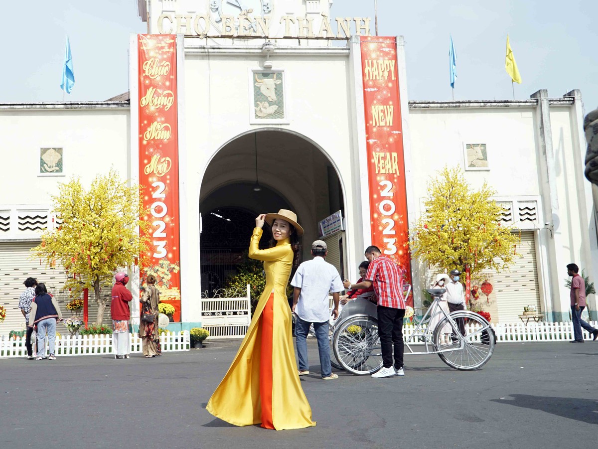 Mặc dù không được trang trí lộng lẫy, nơi đây vẫn được nhiều người lựa chọn lưu lại khoảnh khắc ngày đầu năm mới.