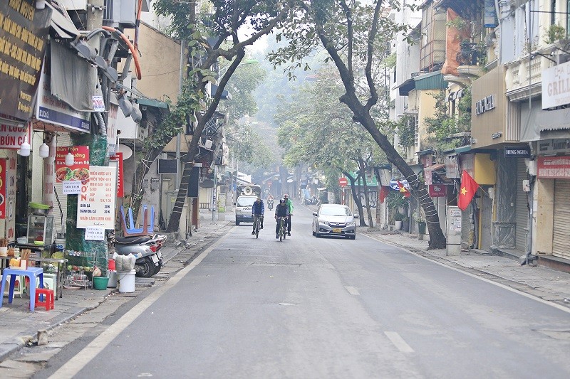 Phố Lương Văn Can lúc 8h15.