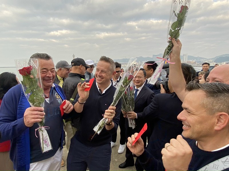 Du khách hạnh phúc khi đặt chân xuống mảnh đất Quảng Ninh và nhận được sự đón tiếp chu đáo ngay trong dịp tết cố truyền của Việt Nam. Ảnh: Thu Lê.