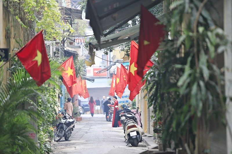 Ngõ Cổng Đục vốn hút người đam mê chụp ảnh bởi những hàng cờ đều tăm tắp năm nay cũng chỉ lác đác người qua lại.