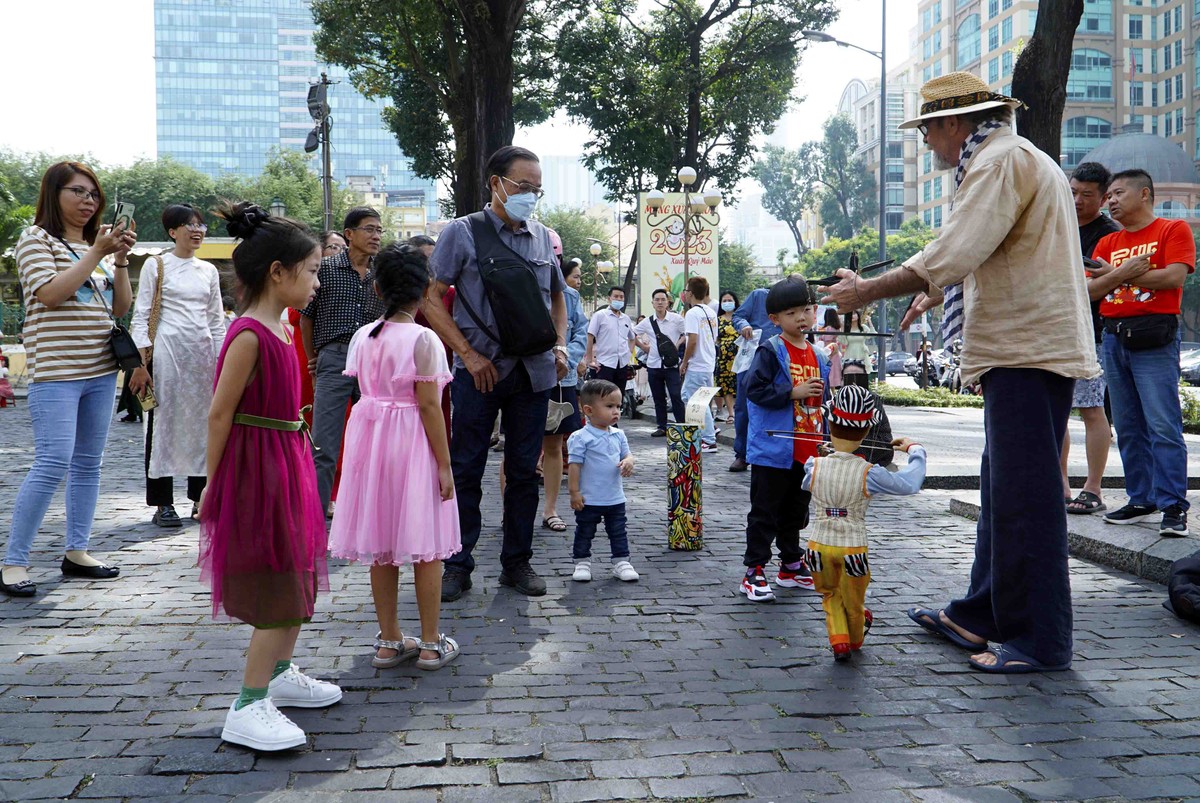 Tiết mục múa rối dây của một người nước ngoài khiến trẻ em cảm thấy thích thú.