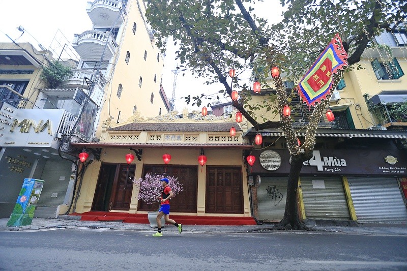 Đền Xuân Yên sáng mùng 1 rực rỡ sắc hoa đào.