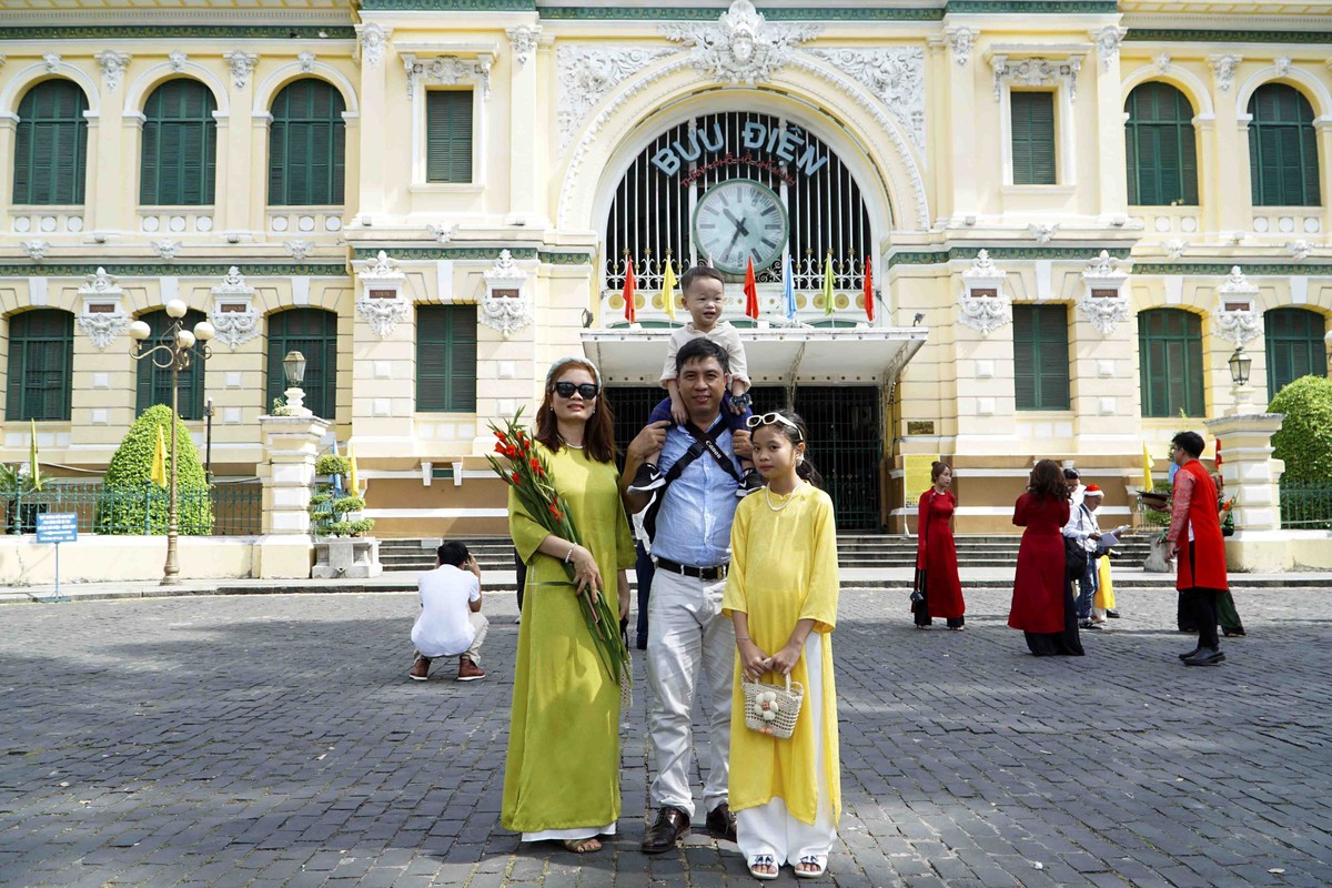 Cùng gia đình chụp hình đầu năm, chị Đinh Thị Giang Hồng (ngụ quận 10) chia sẻ: “Tôi cùng gia đình chọn lưu lại khoảng khắc đầu năm tại những nơi như chợ Bến Thành, Bưu điện Trung tâm thành phố. Bởi đây là những nơi có tính lịch sử, gắn bó lâu đời và ý nghĩa với Sài Gòn”.