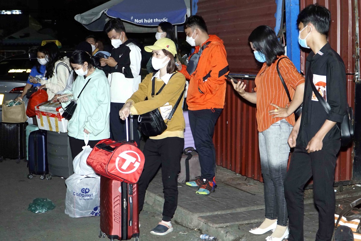 Anh Sáng (ngụ Bình Thạnh) làm kiểm toán tại một công ty cho biết, ngày 31/01 công ty mới bắt đầu làm việc nhưng anh bắt xe từ Đắk Lắk vào sớm để có thời gian nghỉ ngơi trước khi trở lại công việc.