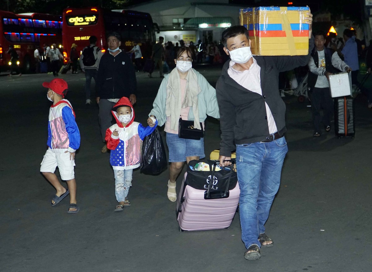 Trở lại TP.HCM, ngoài vali đồ dùng, nhiều gia đình còn lỉnh kỉnh vác theo thùng đựng những món quà quê.