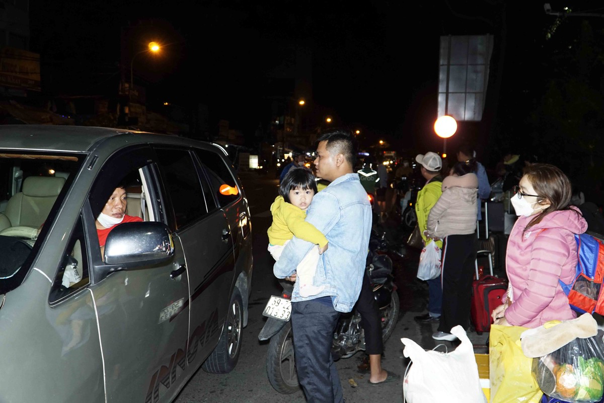 Trước cổng bến xe, nhiều người cố gắng chờ đợi xe để có thể về nhà nghỉ ngơi sau một chuyến đi dài.