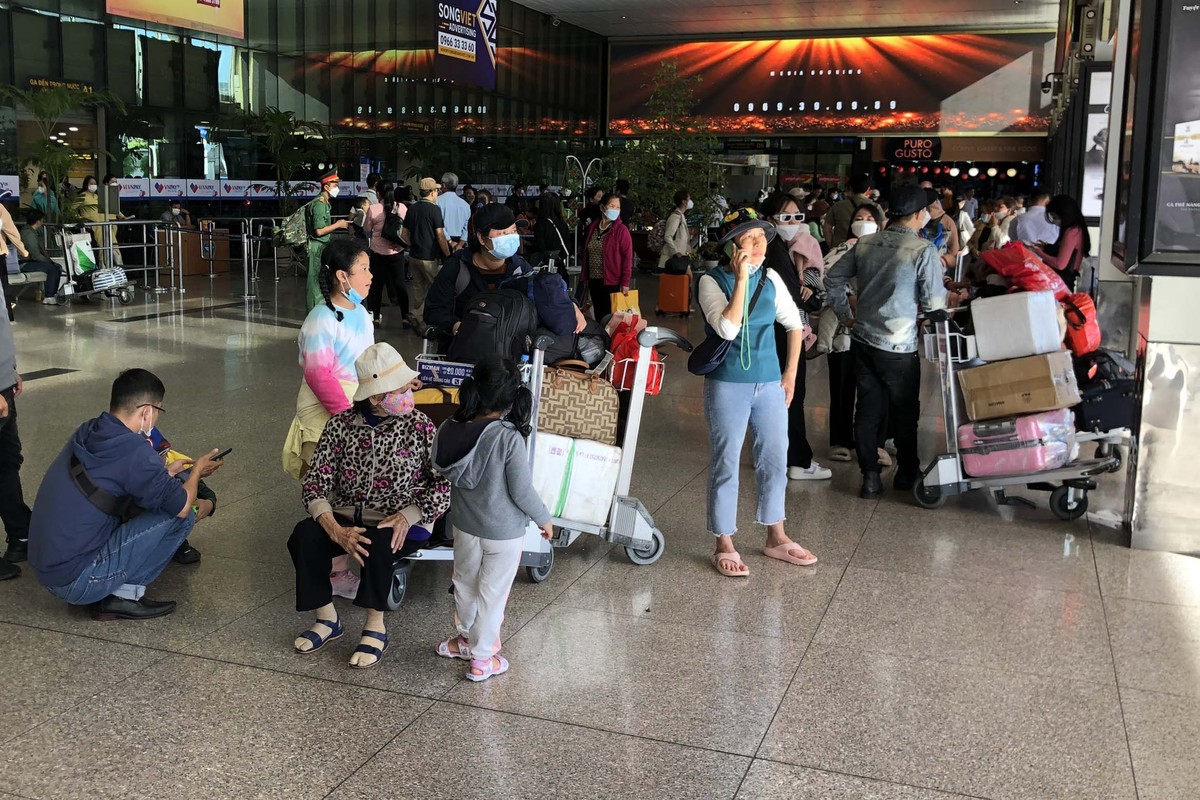 Tại Sân bay Tân Sơn Nhất, lượng khách tại khu vực ga đến trong nước cũng khá đông đúc.