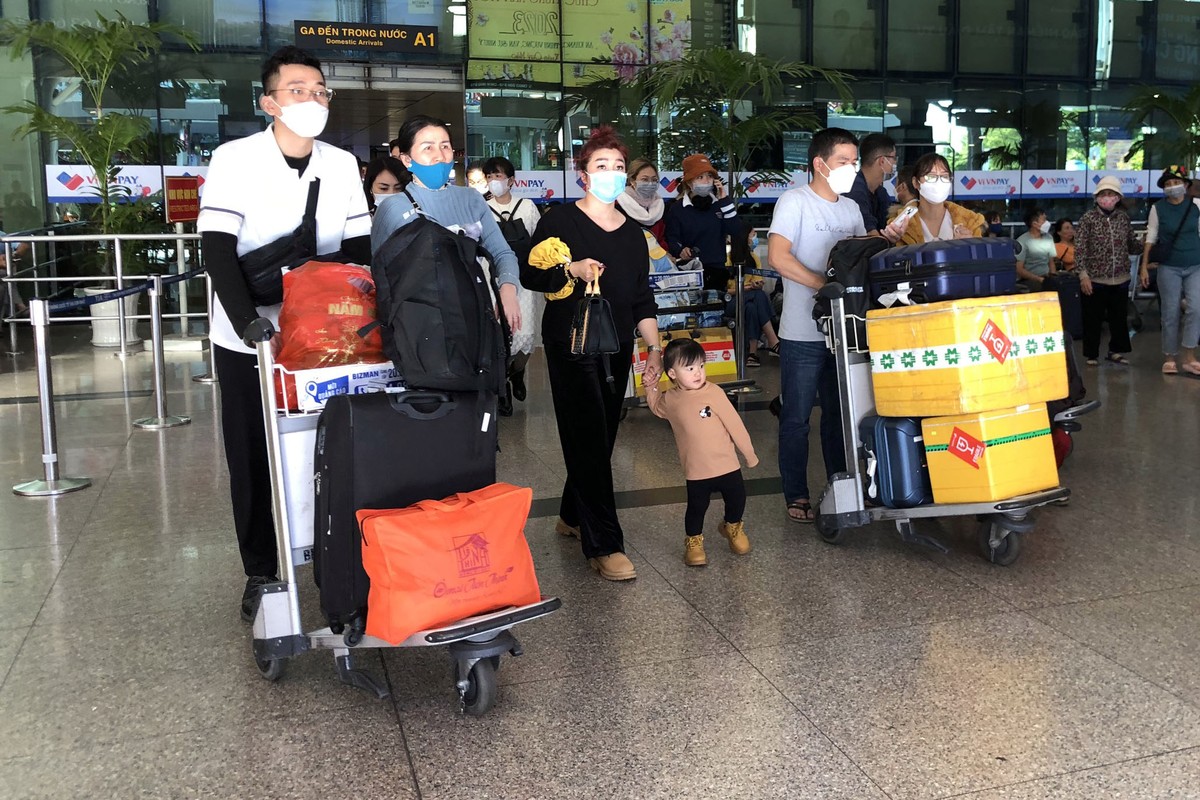 Theo thông tin từ Cảng hàng không quốc tế Tân Sơn Nhất, ngày 27/01 trước đó, sân bay phục vụ 916 lượt cất/hạ cánh, ước tính khách qua sân bay đạt 149.177 người.