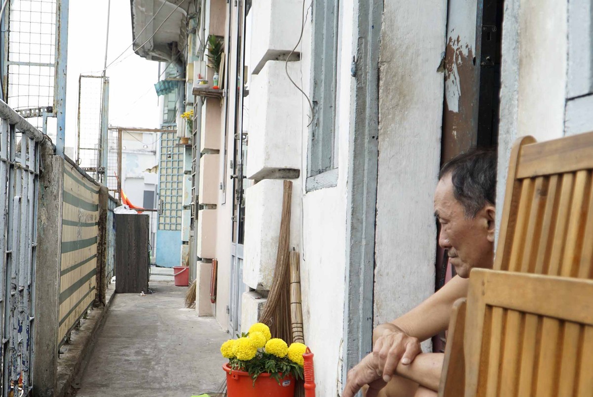 Ông Năm Hùng cho biết, ông đã sống 45 năm ở đây, bây giờ lớn tuổi lại bị bệnh suyễn, không làm ăn gì được, chỉ muốn tìm một nơi yên tĩnh an hưởng tuổi già. Một số người đã chuyển nhà trước đó nói nơi ở mới ở yên tĩnh và rộng rãi nên ông rất mong chờ ngày chuyển chỗ ở.