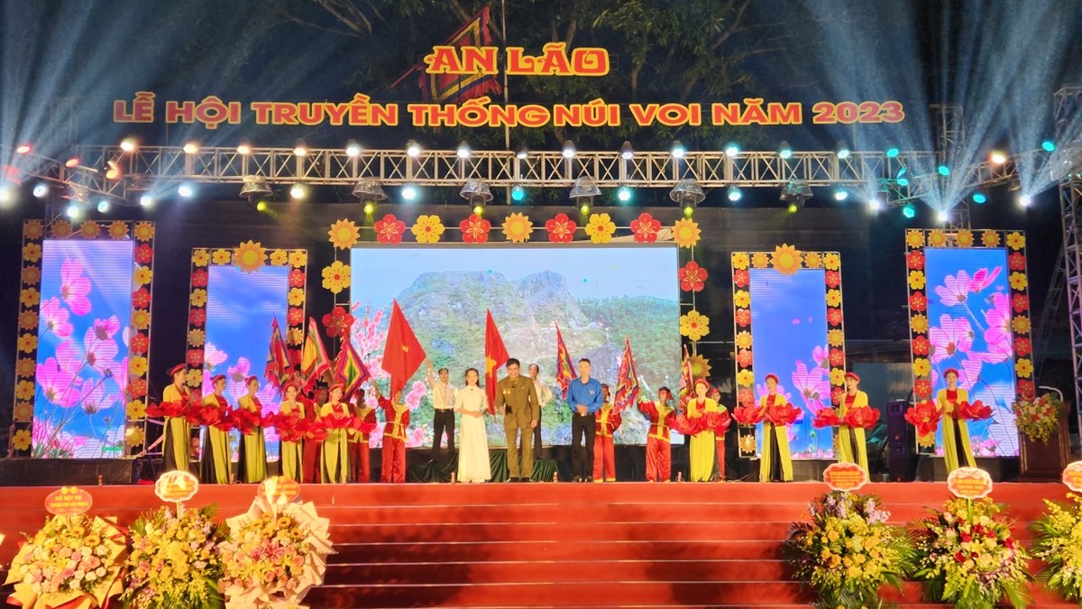 Hoạt cảnh chèo Huyền tích Núi Voi được bà con chào đón nồng nhiệt. Ảnh: Thanh Tân