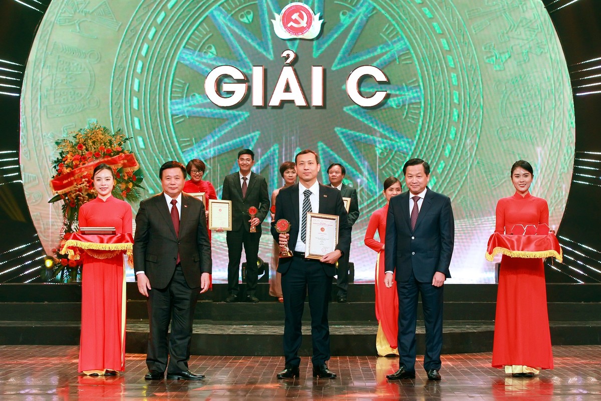 Nhà báo Phùng Huy Hào nhận Giải C với loạt 5 bài “Chặn đứng những liên minh “ma quỷ” làm suy tàn Đất nước”. (Ảnh: Chí Cường)