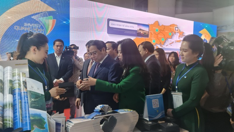 Thủ tướng Chính phủ Phạm Minh Chính tham quan các gian hàng triển lãm, được tổ chức trong khuôn khổ Hội nghị triển khai Chương trình hành động của Chính phủ thực hiện Nghị quyết 30-NQ/TW của Bộ Chính trị