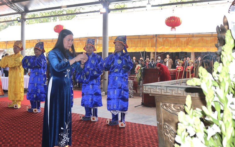 Phó Chủ tịch UBND tỉnh Thái Bình Trần Thị Bích Hằng dâng hương tưởng niệm Quốc Công Tiết Chế Hưng Đạo Đại Vương Trần Quốc Tuấn.