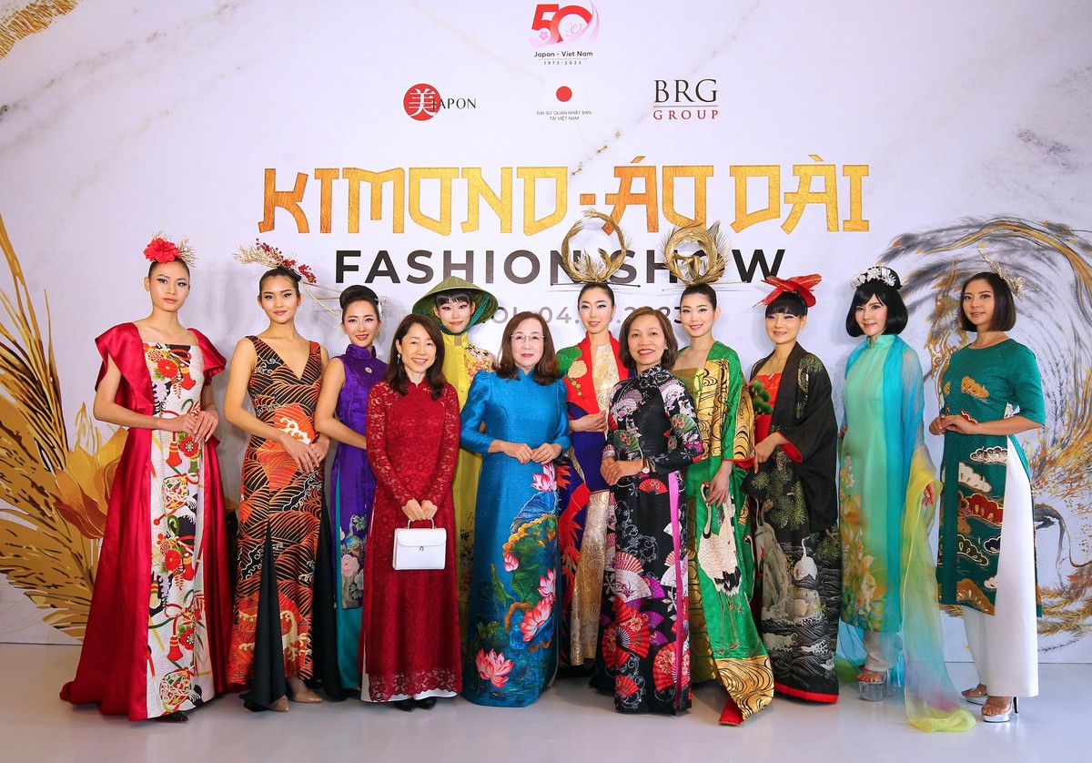 Kimono - Áo dài Fashion Show là chương trình mở đầu cho chuỗi hoạt động kỷ niệm 50 năm thiết lập quan hệ ngoại giao Việt Nam - Nhật Bản.