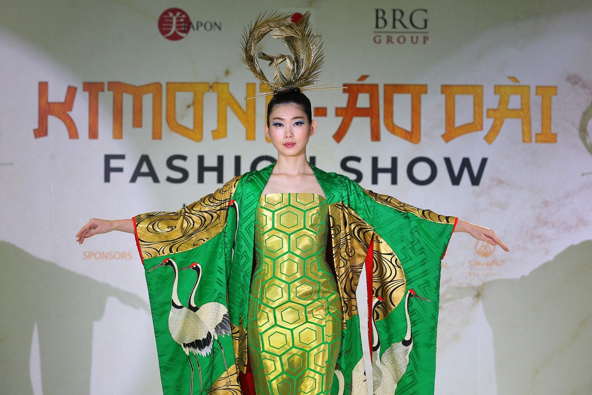 Giới mộ điệu thời trang không ngớt lời cảm thán khi được chiêm ngưỡng những bộ sưu tập kimono truyền thống và cách tân tuyệt đẹp cùng những bộ áo dài được may từ các chất liệu của kimono xưa của nhà thiết kế thời trang tài ba Kobayashi Eiko, cũng là nhà sáng lập tổ chức phi lợi nhuận Be - Japon.