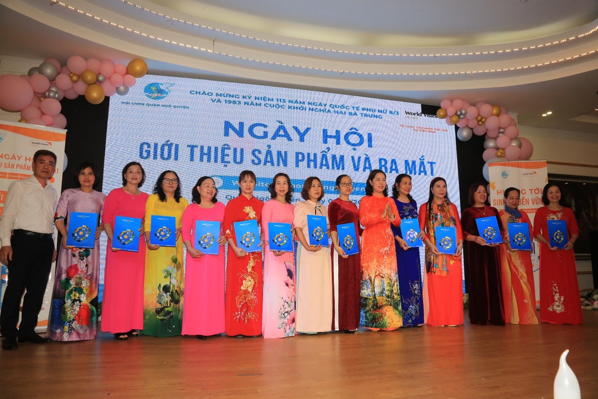 Trao tặng Thẻ bảo hiểm An sinh hạnh phúc cho cán bộ hội viên phụ nữ có hoàn cảnh khó khăn